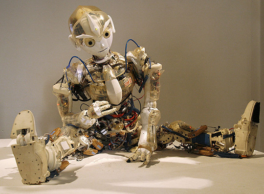 Kotaro, ein an der Universität Tokyo entwickelter humanoider Roboter, präsentiert in der Universität für künstlerische und industrielle Gestaltung Linz im Rahmen des Ars Electronica Festivals 2008.
