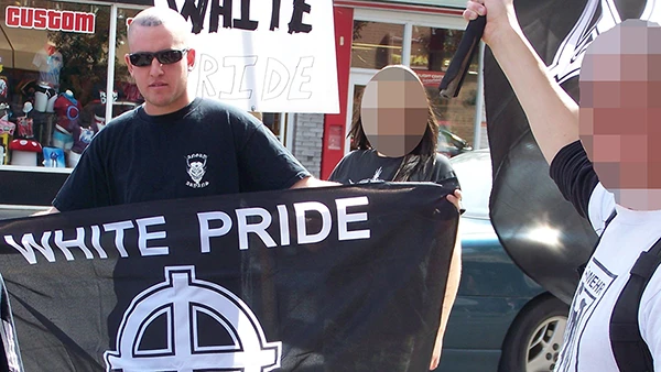 White Pride Fahne an einer Demo in Kanada.