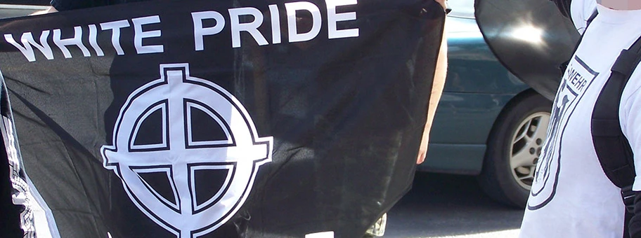 White Pride Fahne an einer Demo in Kanada.