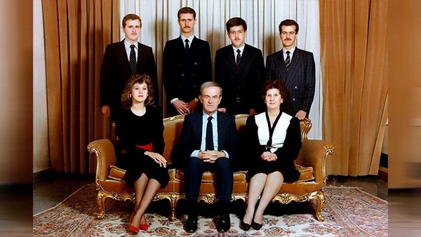 Die Familie al-Assad (circa 1993). Von links nach rechts (hintere Reihe): Majid, Bashar, Maher und Bassel al-Assad. Vordere Reihe: Bushra, Vater Hafez und Mutter Anisa Makhlouf.