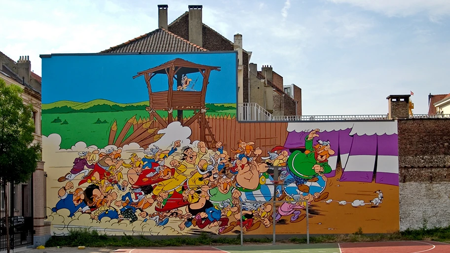 Figuren aus den „Asterix und Obelix“-Comics von Goscinny und Uderzo, Comicwand in Brüssel, 33 rue de la Buanderie.