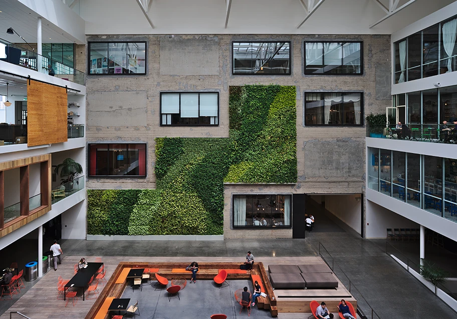 Atrium im Hauptsitz von Airbnb in San Francisco.