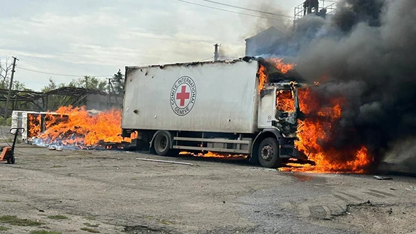 Zerstörter Lastwagen des Roten Kreuzes im Dorf Viroliubivka (Region Donezk in der Ukraine) nach russischem Beschuss, 12. September 2024.