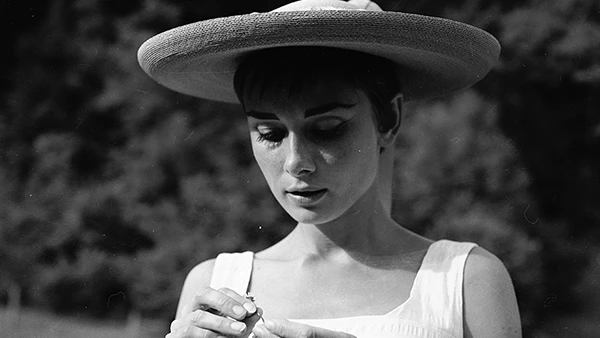 Audrey Hepburn (hier während eines Aufenthalts auf dem Bürgenstock in der Schweiz, 1954) spielt im Film von Billy Wilder Sabrina, die Tochter des Chauffeurs Thomas Fairchild.