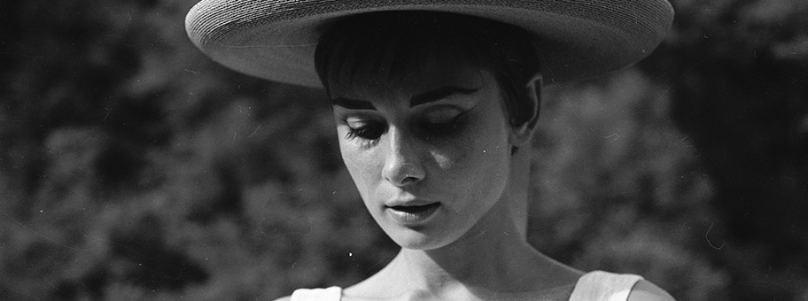 Audrey Hepburn (hier während eines Aufenthalts auf dem Bürgenstock in der Schweiz, 1954) spielt im Film von Billy Wilder Sabrina, die Tochter des Chauffeurs Thomas Fairchild.