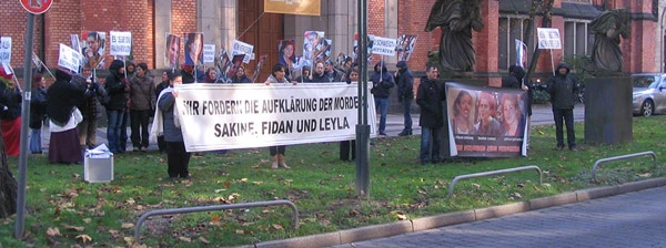 Düsseldorf, vor der Johanneskirche: Demonstrationsgruppe mit Transparent „Wir fordern die Aufklärung der Morde Sakine, Fidan und Leyla“, November 2013.