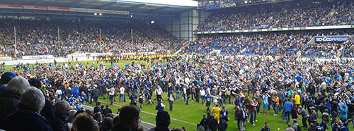 Platzsturm auf der Bielefelder Alm nach einem 1:0 gegen den VfL Osnabrück am 11. Mai 2013. Mit diesem Sieg gelang der Arminia die Rückkehr in die 2. Bundesliga.