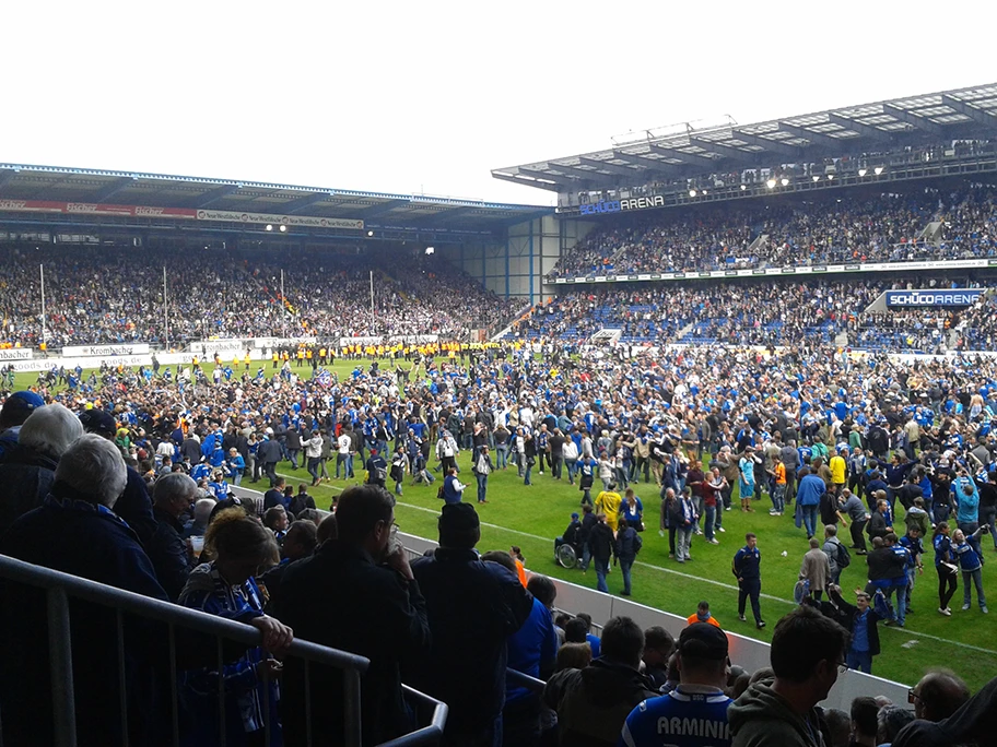 Platzsturm auf der Bielefelder Alm nach einem 1:0 gegen den VfL Osnabrück am 11. Mai 2013. Mit diesem Sieg gelang der Arminia die Rückkehr in die 2. Bundesliga.