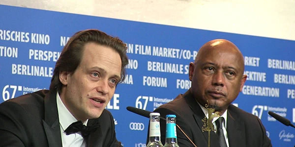 Schauspieler August Diehl (Karl Marx) und Regisseur Raoul Peck bei einer Pressekonferenz zu «Der junge Karl Marx» an den Internationalen Filmfestspielen 2017 in Berlin.