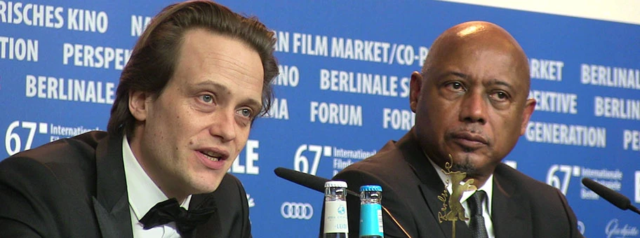 Schauspieler August Diehl (Karl Marx) und Regisseur Raoul Peck bei einer Pressekonferenz zu «Der junge Karl Marx» an den Internationalen Filmfestspielen 2017 in Berlin.