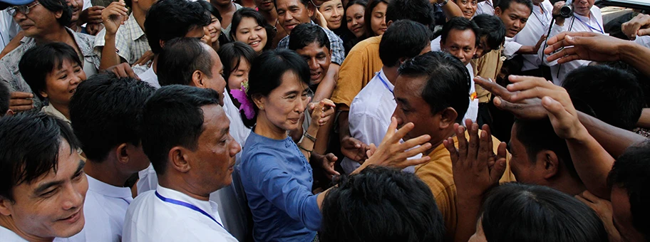 Aung San Suu Kyi umringt von Anhängern in der Provinz Bago.