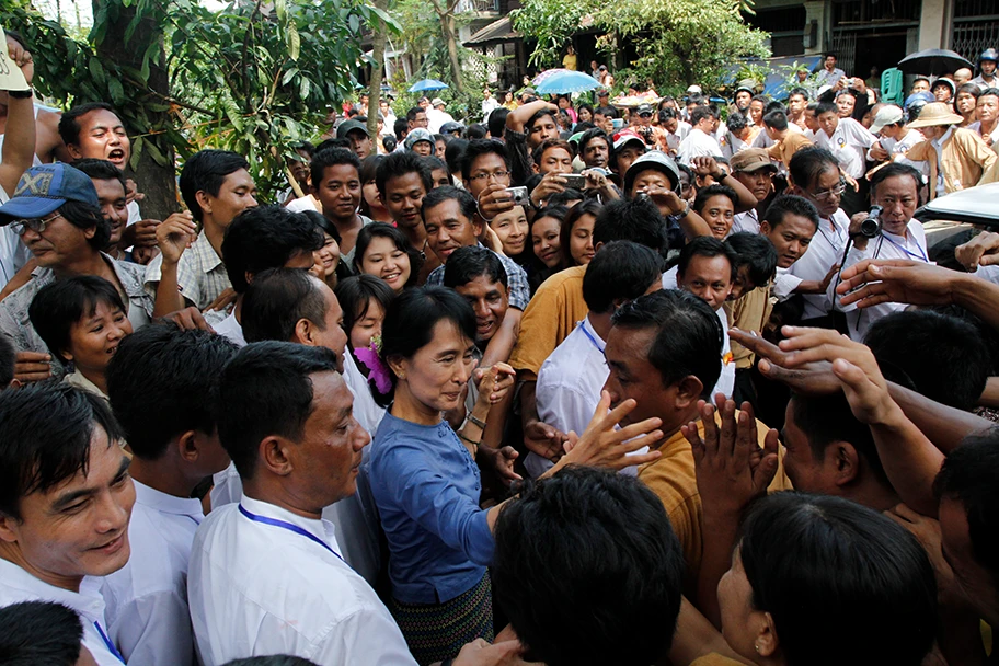 Aung San Suu Kyi umringt von Anhängern in der Provinz Bago.