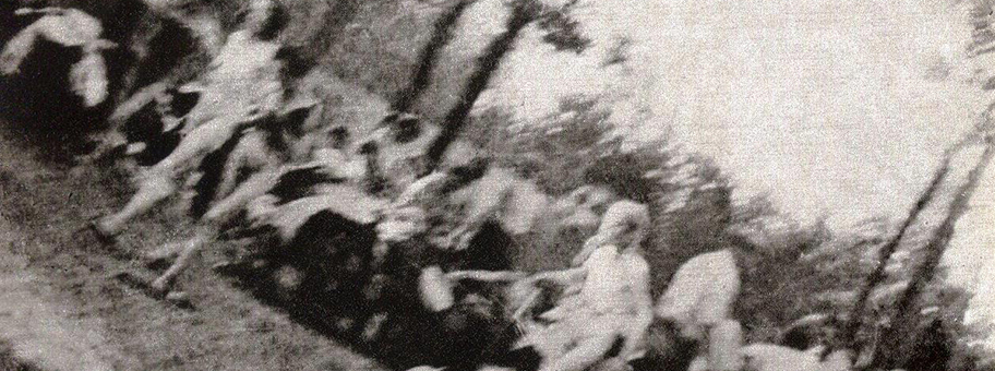 Heimliche Aufnahme eines Mitglieds des Sonderkommandos aus Birkenau, welche nackte Menschen auf dem Weg zur Gaskammer zeigt.