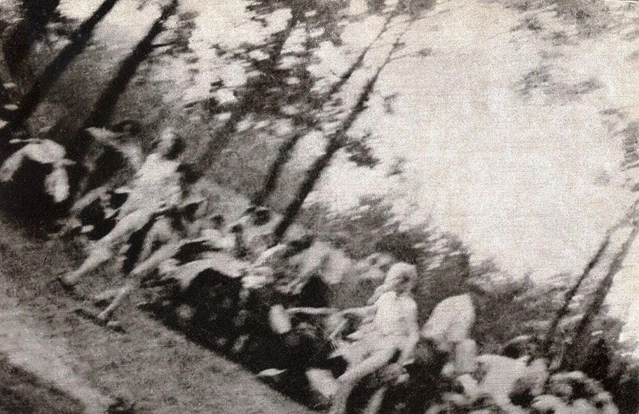 Heimliche Aufnahme eines Mitglieds des Sonderkommandos aus Birkenau, welche nackte Menschen auf dem Weg zur Gaskammer zeigt.