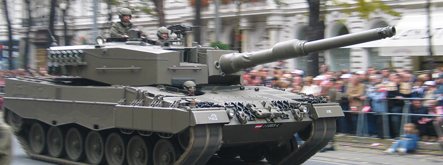 Kampfpanzer Leopard 2 bei der Parade auf der Wiener Ringstrasse am Nationalfeiertag 2005.
