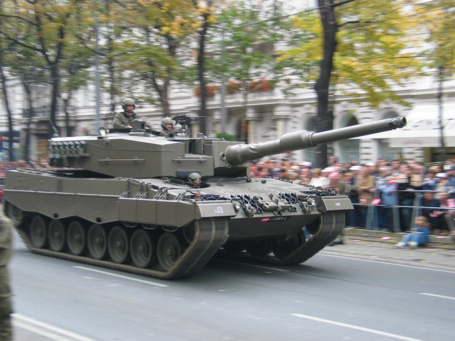 Kampfpanzer Leopard 2 bei der Parade auf der Wiener Ringstrasse am Nationalfeiertag 2005.