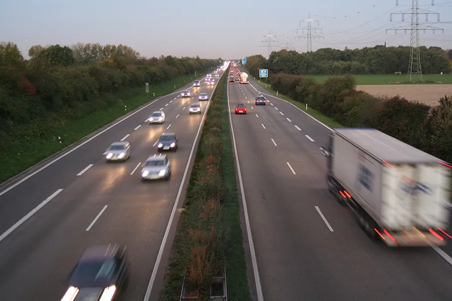 Autobahn A44 zwischen Willich und Krefeld.