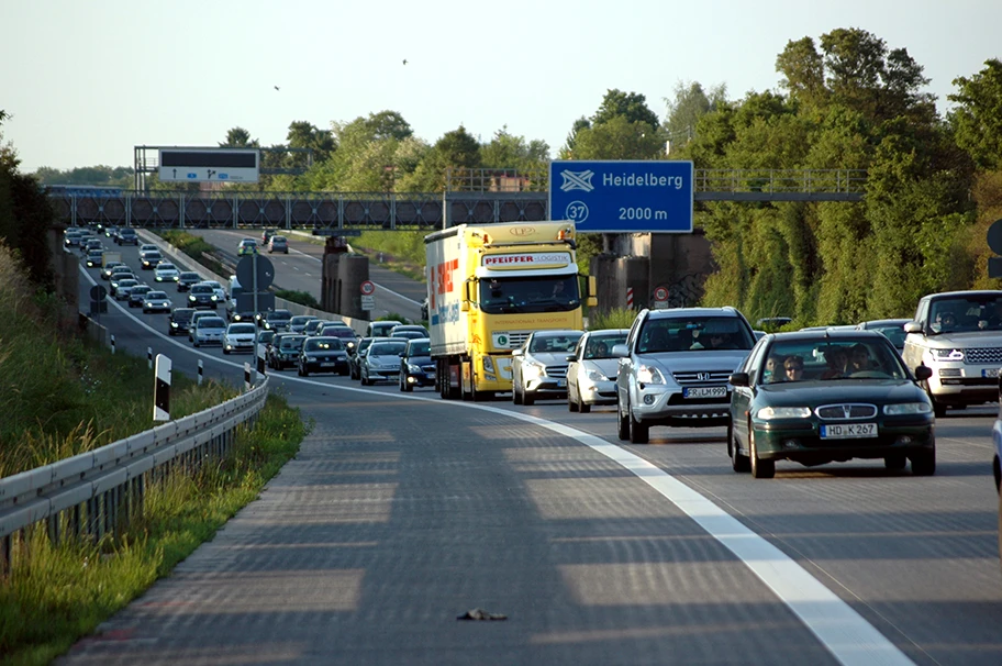 Stau auf der Autobahn A5 in Heidelberg.