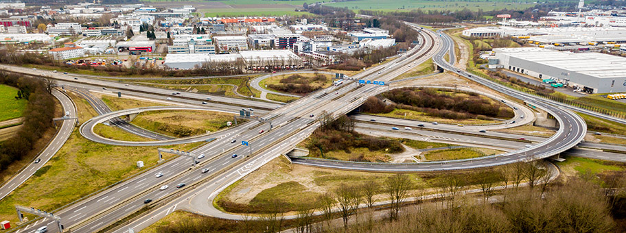 Das Autobahnkreuz verbindet A1 und A4. Aufnahme von Nordwest Richtung Südost.