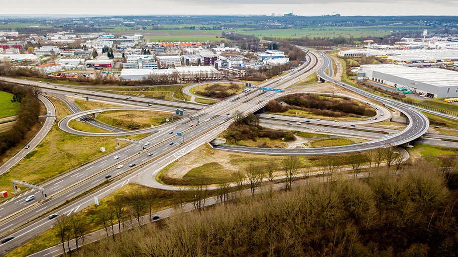 Das Autobahnkreuz verbindet A1 und A4. Aufnahme von Nordwest Richtung Südost.