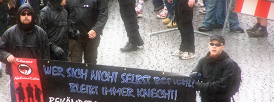 «Automome Nationalisten» aus Südthüringen bei Neonazi-Kundgebung am 13. Mai 2006 in Suhl.
