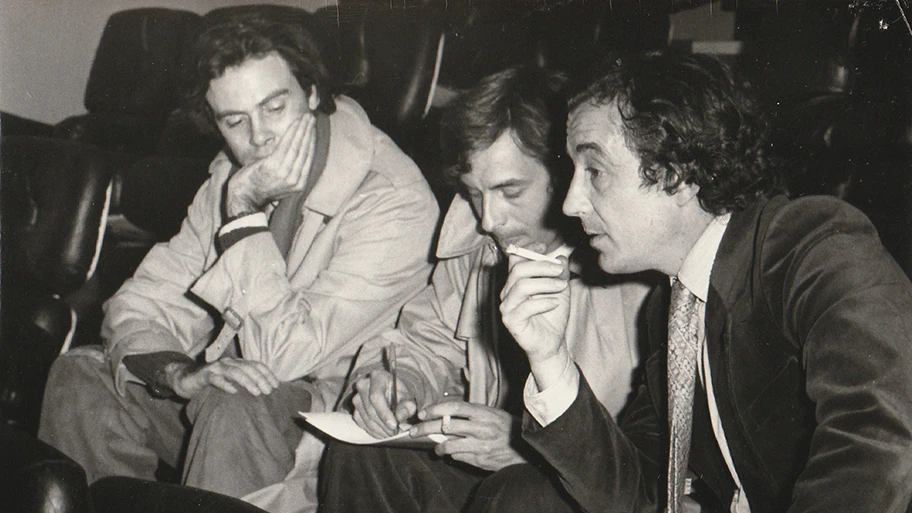 Der französische Filmregisseur und Drehbuchautor Louis Malle (hier während eines Interviews, rechts).