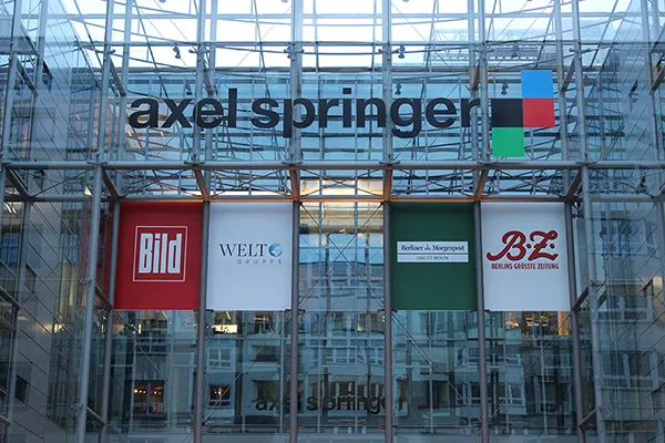 Das Axel Springer Gebäude und Logo in Berlin.