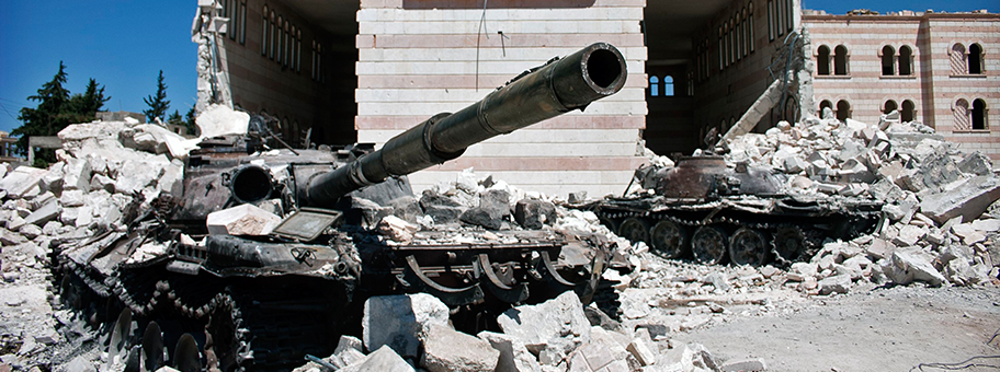 Zwei zerstörte Panzer vor einer Moschee in Azaz, nördlich von Aleppo, Syrien.