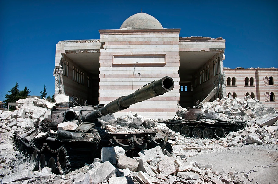 Zwei zerstörte Panzer vor einer Moschee in Azaz, nördlich von Aleppo, Syrien.