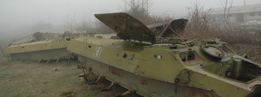 Zerstörte Panzer in Bergkarabach, April 2005.
