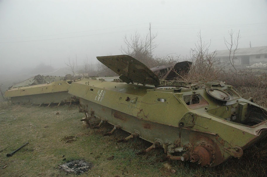 Zerstörte Panzer in Bergkarabach, April 2005.