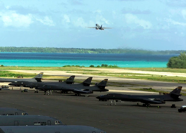 B-1B Lancer Bomber starten am 7. Oktober 2001 auf der US-Basis in Diego Garcia im Rahmen der Opereation "Enduring Freedom" um Angriffe auf Afghanistan zu fliegen.