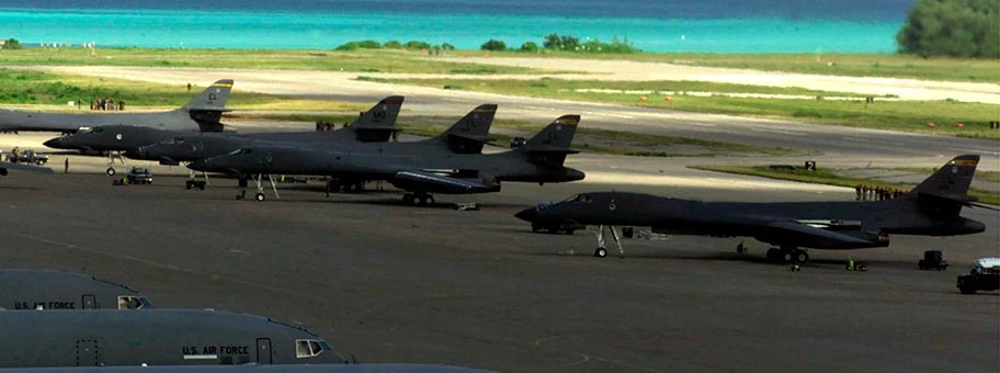 B-1B Lancer Bomber starten am 7. Oktober 2001 auf der US-Basis in Diego Garcia im Rahmen der Opereation 
