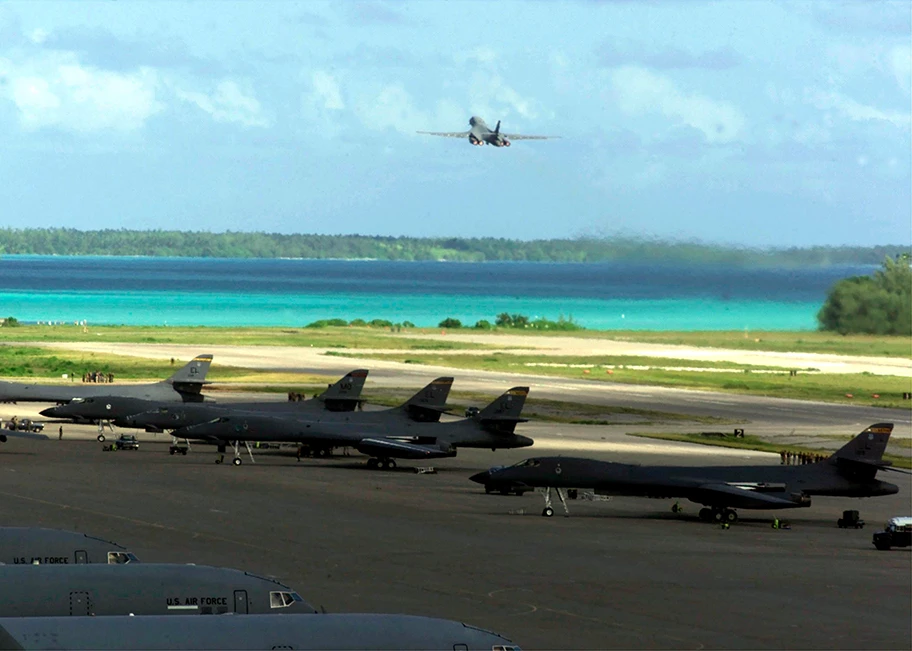 B-1B Lancer Bomber starten am 7. Oktober 2001 auf der US-Basis in Diego Garcia im Rahmen der Opereation 