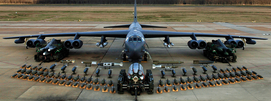 Eine Boeing B-52H Stratofortress der US-Streitkräfte mit möglicher Waffenlast. Der achtstrahlige Langstreckenbomber kann auch die Atombombe vom Typ B-61 abwerfen.