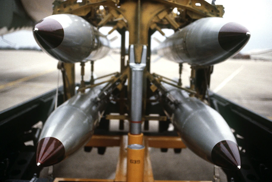 Frontalansicht von vier B-61-Bomben.