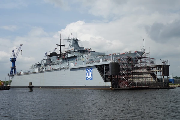 Fregatte Bayern im Schwimmdock der Neuen Jadewerft in Wilhelmshaven.