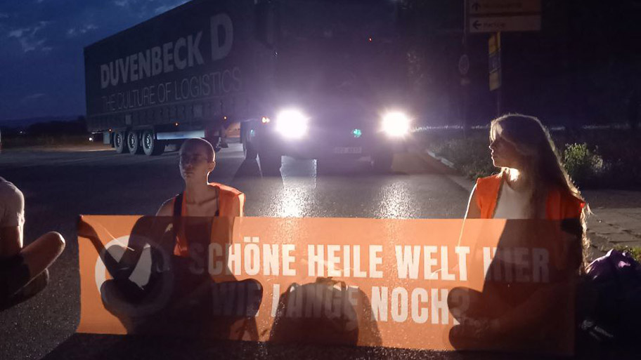 Unterstützer:innen der Letzten Generation blockieren heute Morgen das BMW-Werk in Regensburg.