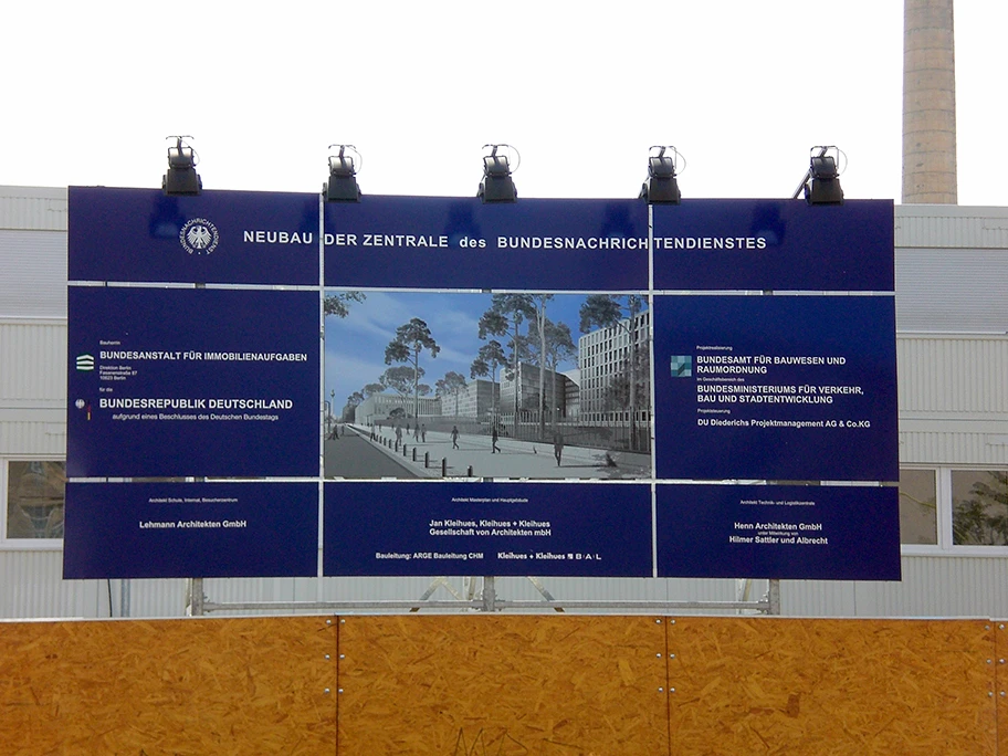 Bautafel des Bundesnachrichtendienstes in Berlin, Chausseestrasse.