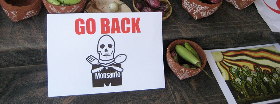 Protest auf der Strasse gegen Monsanto in Bangalore, Indien.