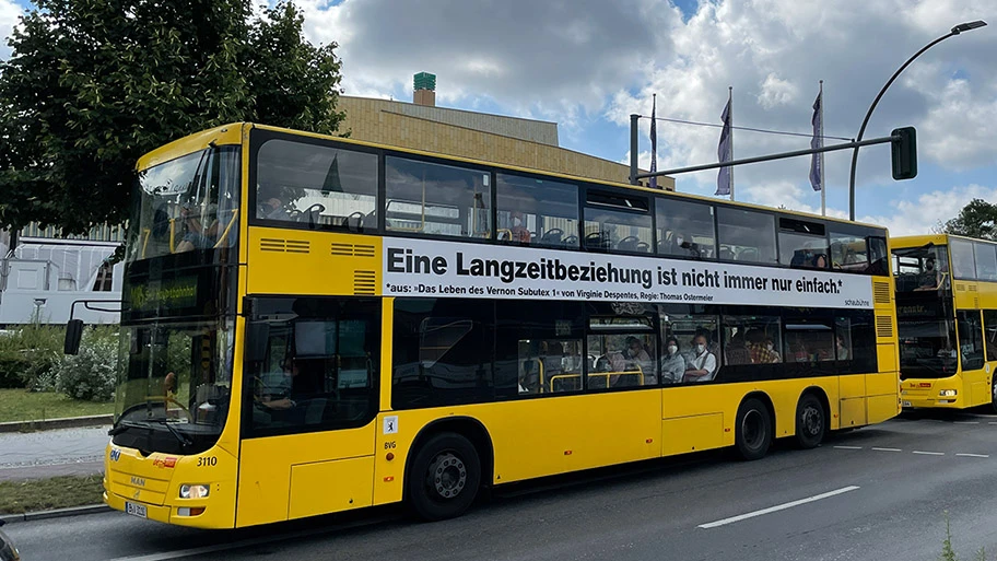 BVG Bus mit Werbung der Schaubühne am Lehniner Platz für Vernon Subutex, Zitat von Virginie Despentes.