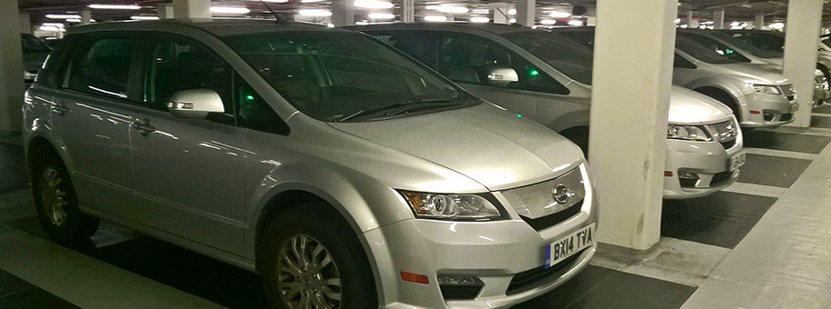 Chinesische Hersteller von Elektroautos kennt in Europa fast niemand. Sie heissen BYD, BAIC, Geely oder Zotye. Elektrische Taxis von BYD (Modell E6Y) in einer Tiefgarage in Shenzhen.