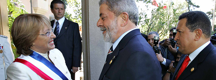 Valparaíso (Chile) - Presidente Bachelet recebe os cumprimentos dos presidentes Lula e Hugo Chávez (Venezuela) durante posse.