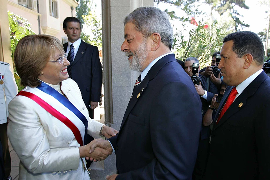 Valparaíso (Chile) - Presidente Bachelet recebe os cumprimentos dos presidentes Lula e Hugo Chávez (Venezuela) durante posse.