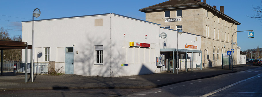 Das Empfangsgebäude des Bahnhofes Ellwangen vom ZOB aus gesehen.