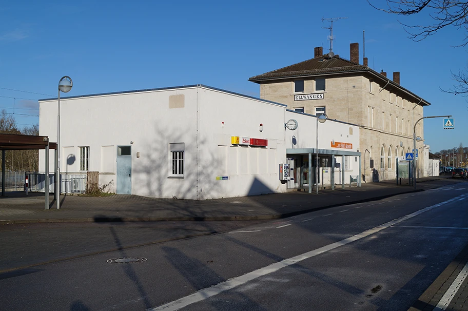 Das Empfangsgebäude des Bahnhofes Ellwangen vom ZOB aus gesehen.