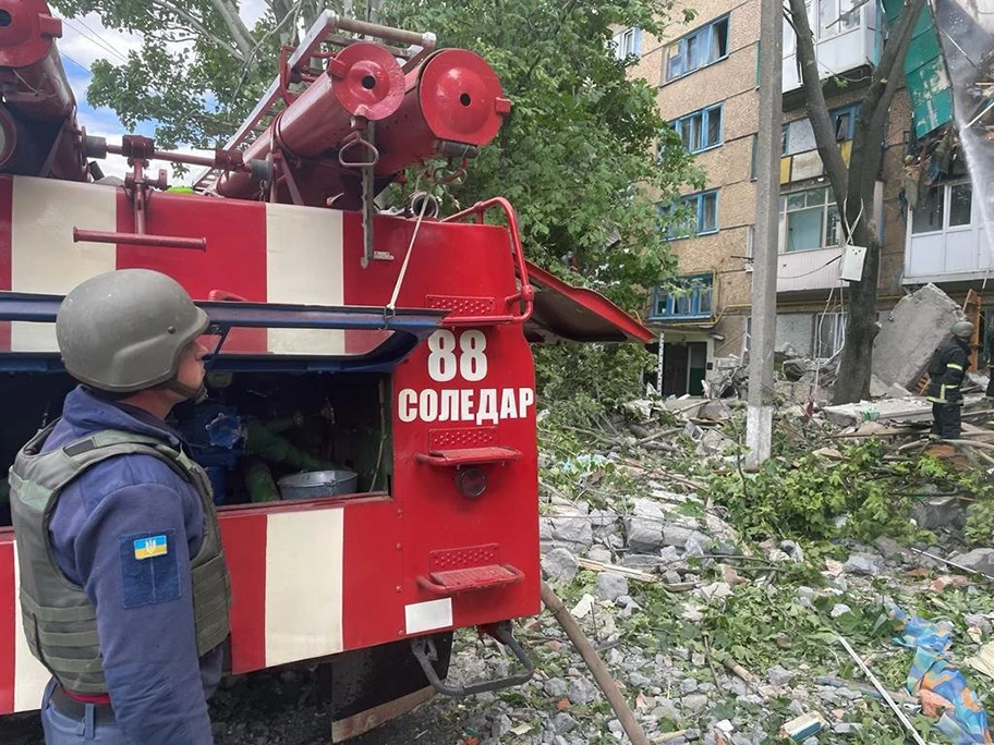 Zerstörter Wohnblock in Bakhmut (Donetsk, Mai 2022).