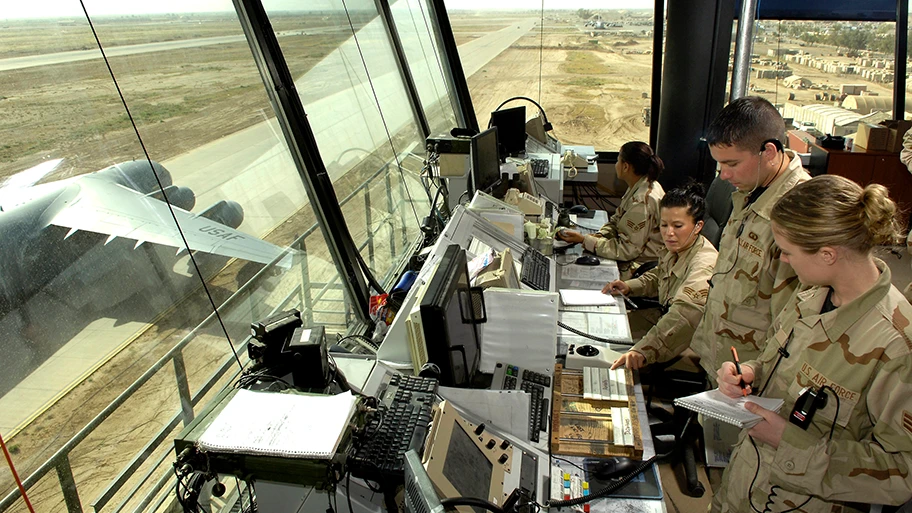 Flugverkehrskontrollturm auf der US Luftwaffenbasis Balad Air Base im Irak.