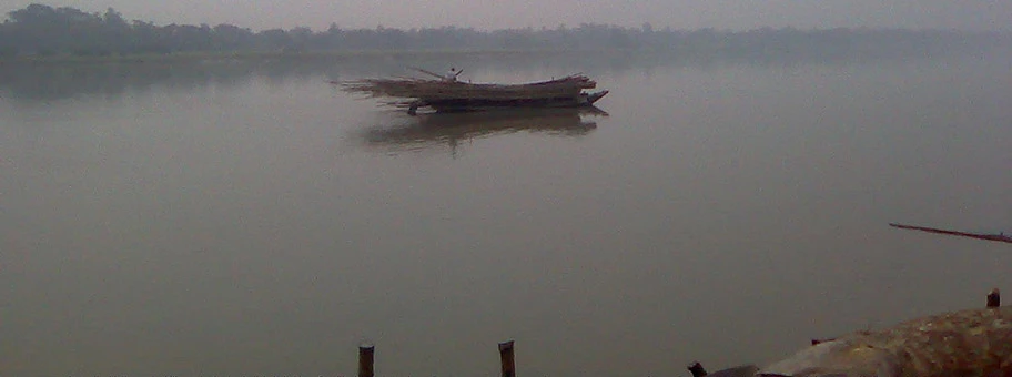 Transport von Bambus auf dem Poshur Fluss in Bangladesch.