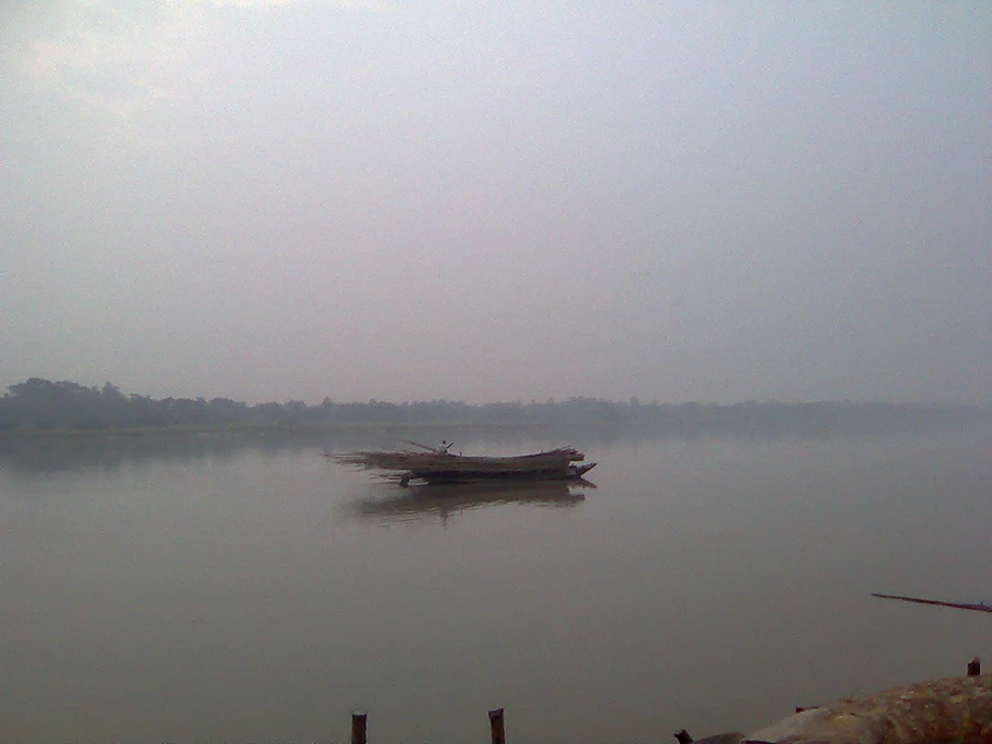 Transport von Bambus auf dem Poshur Fluss in Bangladesch.